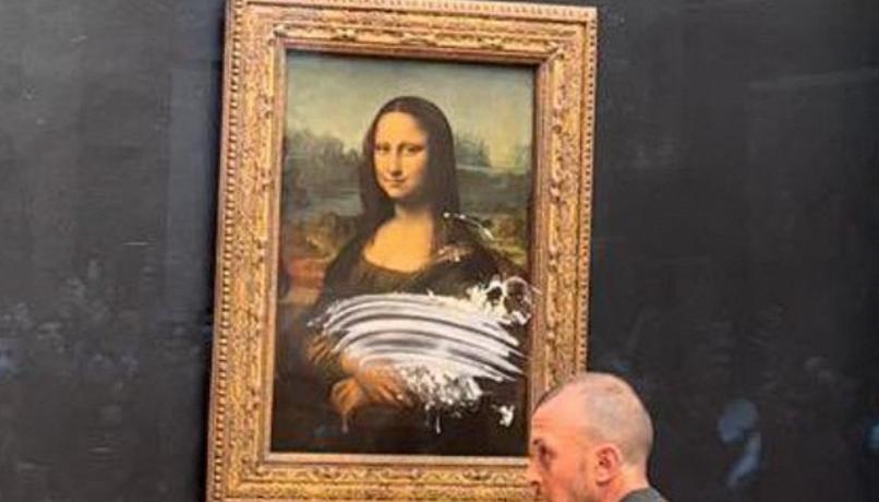 Lancia una torta contro la Gioconda al Louvre – Video