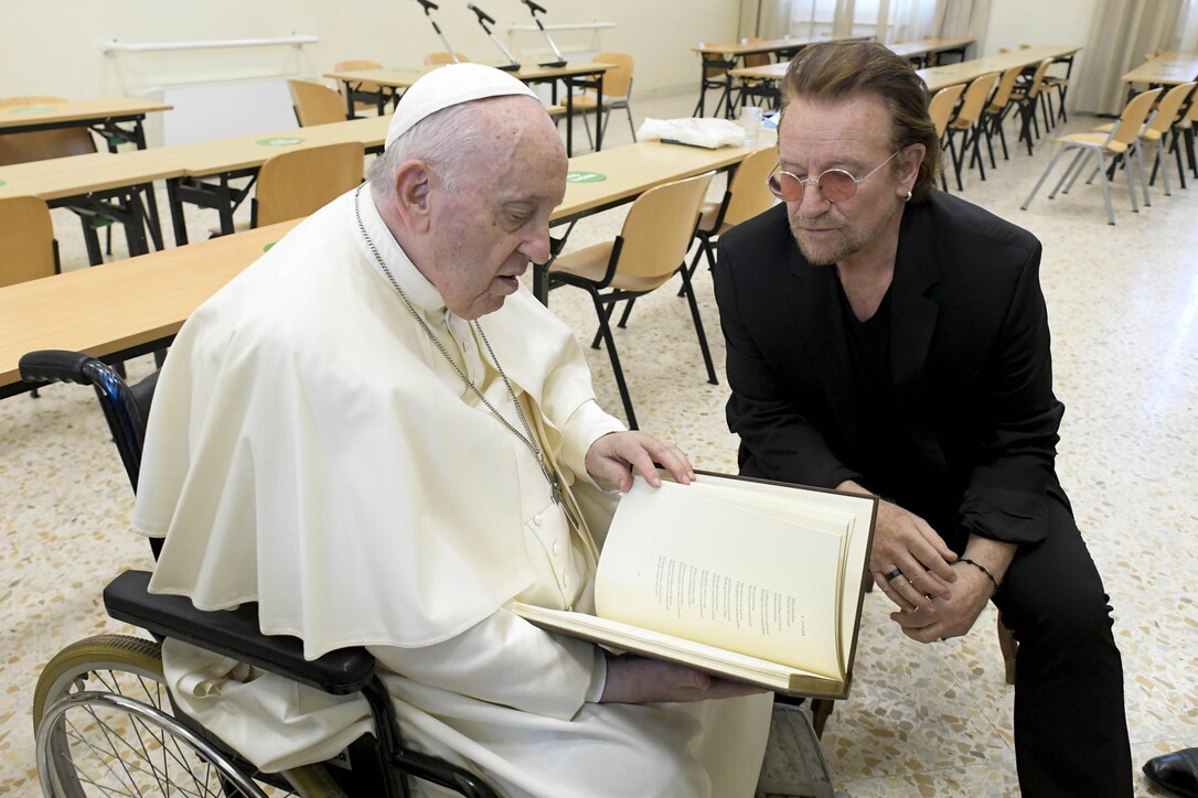 Bono incontra Papa Francesco: dialogo sul ruolo delle donne nella lotta per l’ambiente