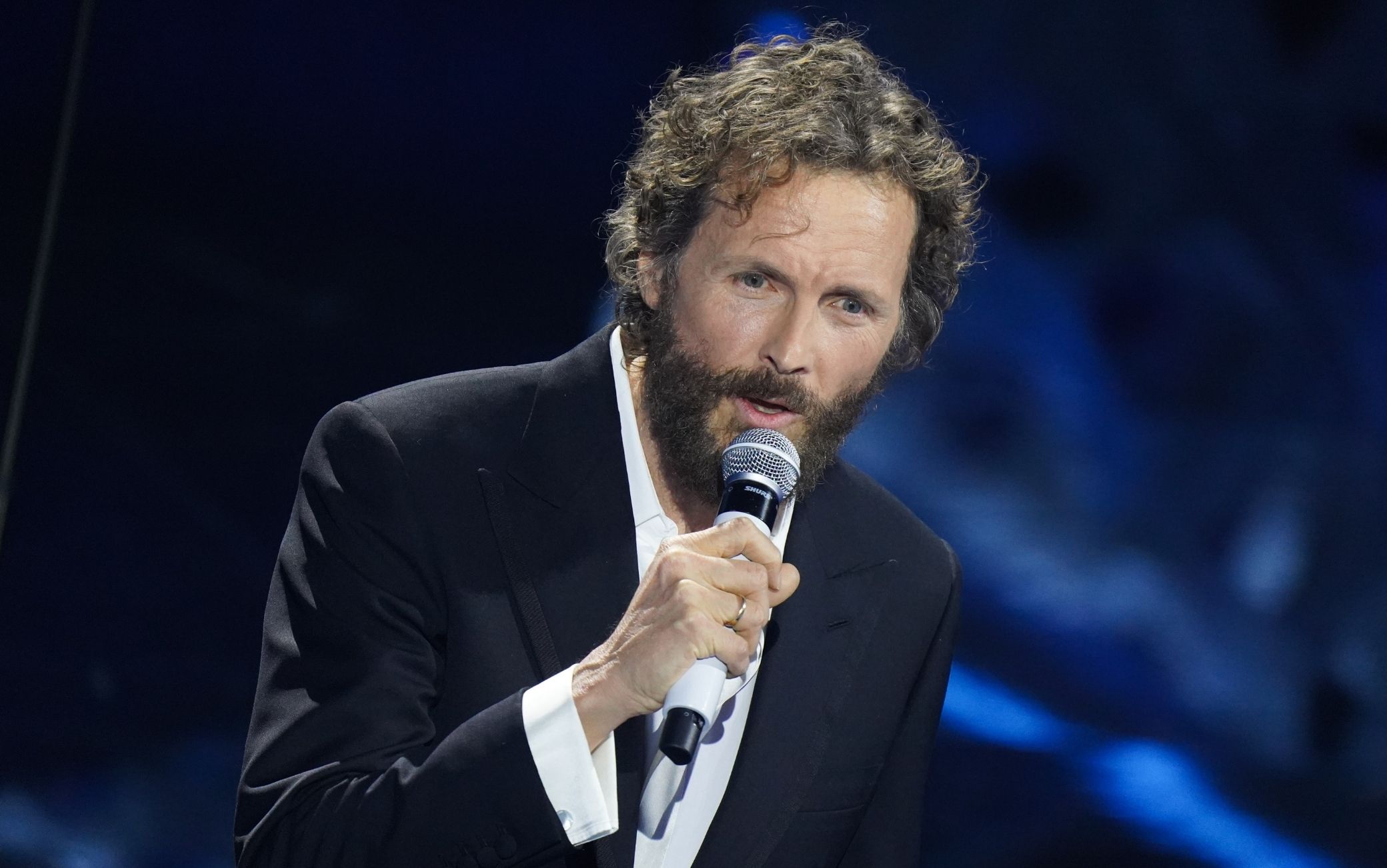 Jovanotti, il libro “Poesie da spiaggia” è subito in Top 10