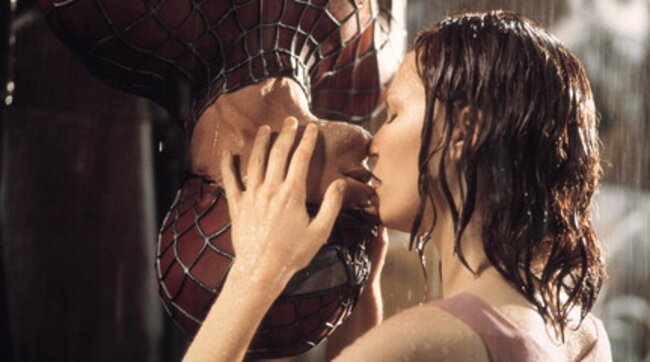 Spider-Man compie 20 anni, Tobey Maguire: “Per quel bacio iconico ho rischiato di soffocare”