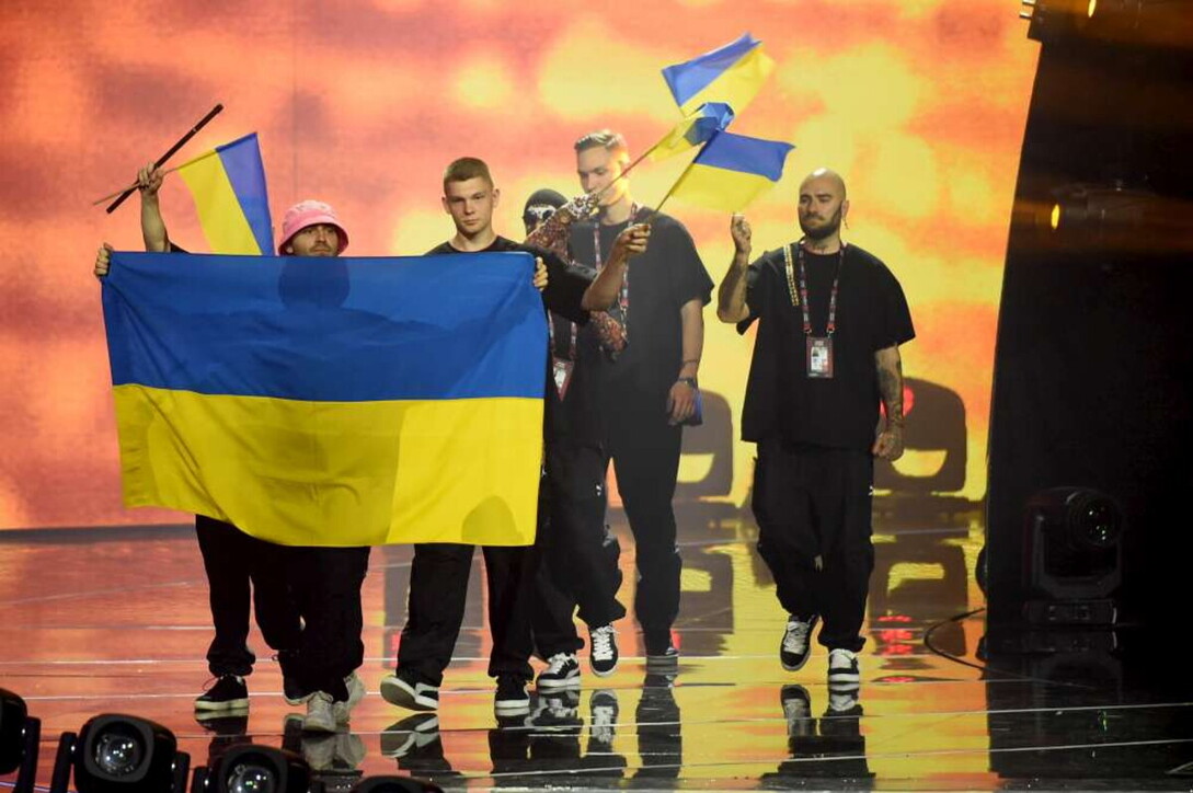 La Kalush Orchestra mette all’asta il cappellino rosa indossato dal frontman all’Eurovision