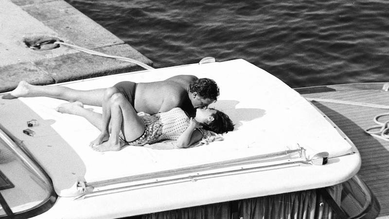 IL BACIO “IMMORTALE” FRA LIZ TAYLOR E RICHARD BURTON DIVENTA UN VIDEO INEDITO. SARÀ BATTUTO ALL’ASTA COME NFT DAL 18 GIUGNO SI ITALIANFT