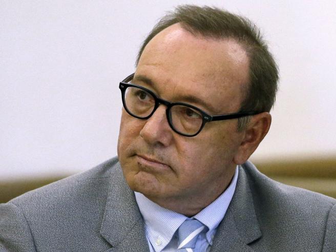 Molestie, Kevin Spacey andrà volontariamente in Gb per il processo: “Proverò la mia innocenza”