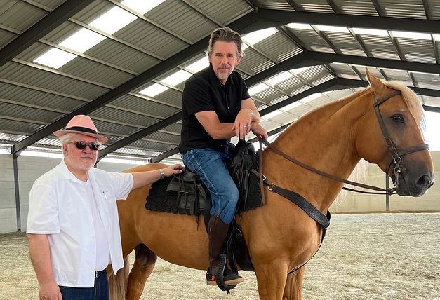 Pedro Almodovar, Ethan Hawke pubblica una foto dal set del film del regista spagnolo