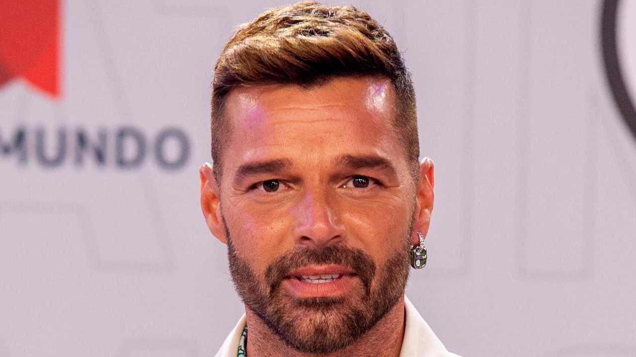 Ricky Martin respinge le accuse di violenza domestica: “Sono totalmente false”