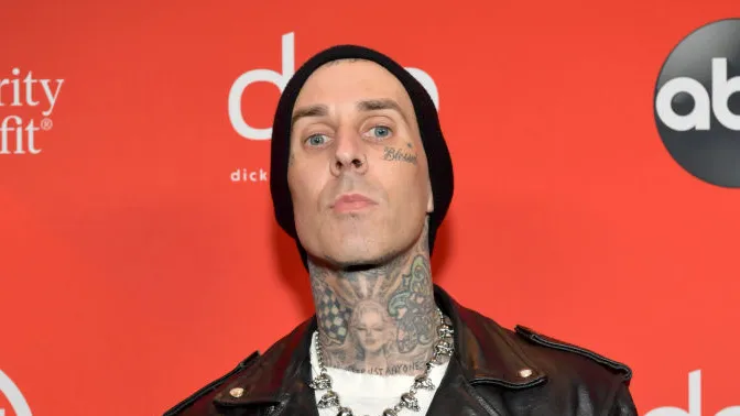 Travis Barker, prime parole dopo il ricovero per pancreatite: “Sto molto meglio”