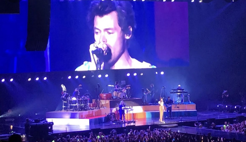 Harry Styles in concerto a Bologna abbatte i muri: “Siate liberi di essere chi volete”