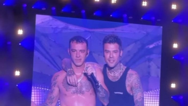 Fedez fa pace anche con Salmo, gag con bottiglia in testa a San Siro