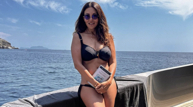 Sabrina Ferilli infiamma l’estate con bikini mozzafiato