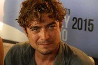 Quasi orfano, il trailer del film con Riccardo Scamarcio che finge di non avere famiglia