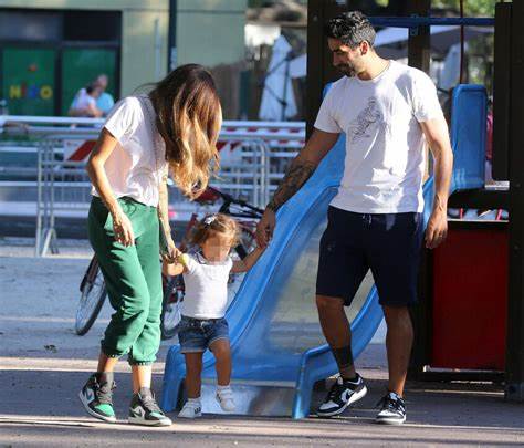 Filippo Magnini torna bambino sull’altalena con Mia