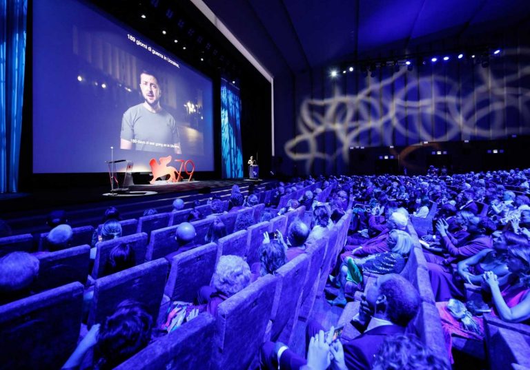 Mostra del Cinema di Venezia, Zelensky: “Non restate in silenzio, non lasciateci soli”