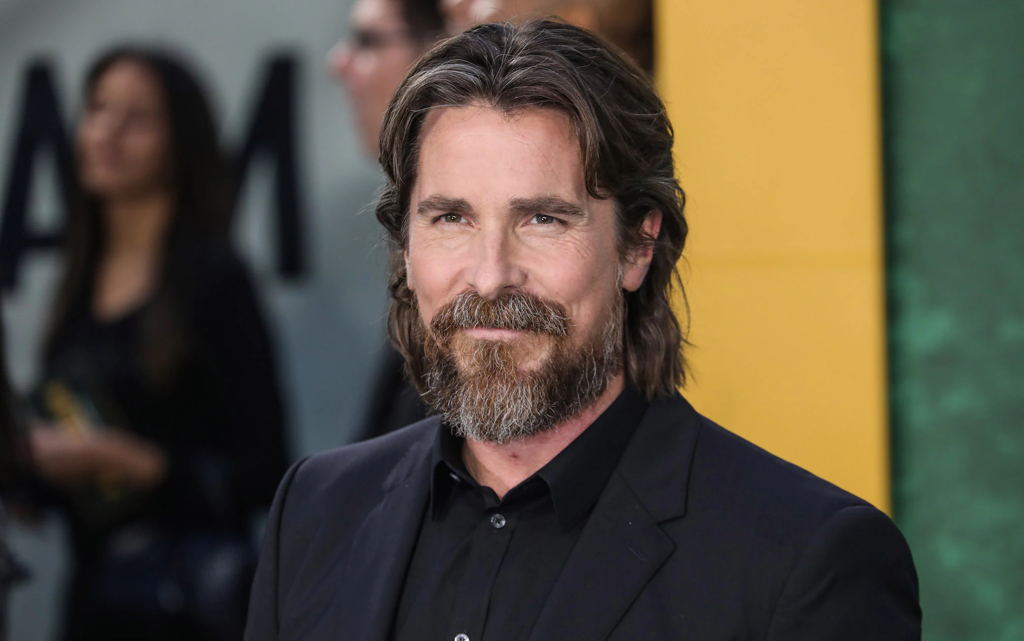 Amsterdam, Christian Bale allontanato da Chris Rock: non riusciva a smettere di ridere