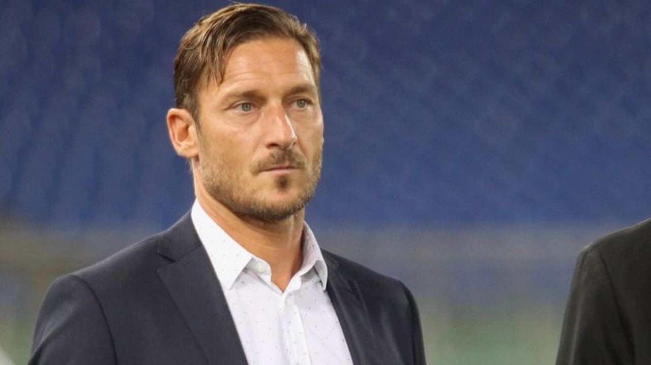 Francesco Totti, compleanno con Noemi Bocchi: bacio davanti a tutti