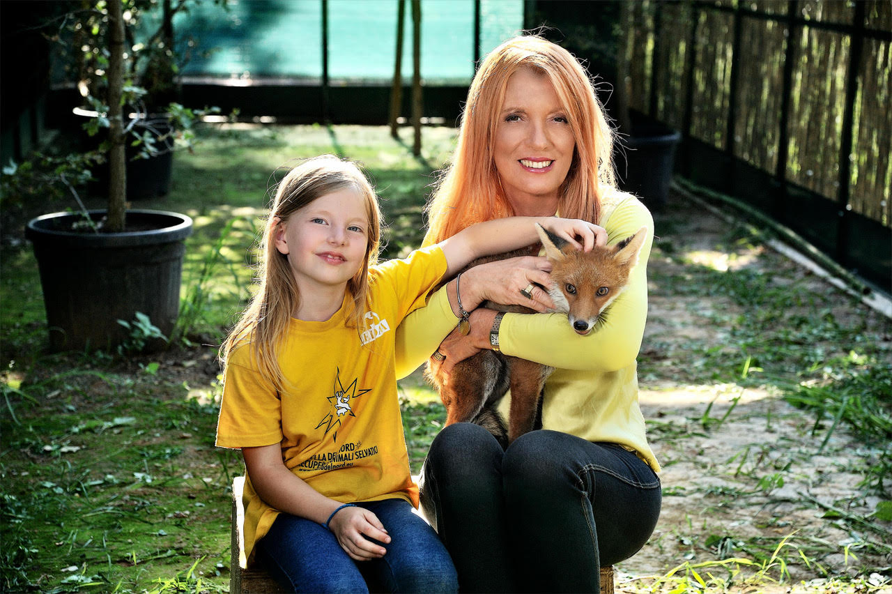 Tv, a “Dalla parte degli animali”, con l’On. Michela Vittoria Brambilla e la piccola Stella, uno “speciale” sugli animali selvatici del cras, poi i “chierichetti” di Don Cosimo e la pet therapy con cavallini e pecorella