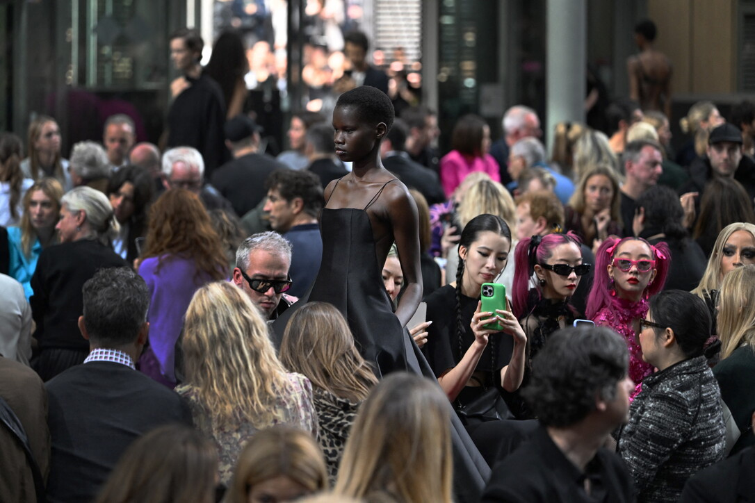 Moda, sfilata a sorpresa tra la gente: Valentino stupisce Parigi