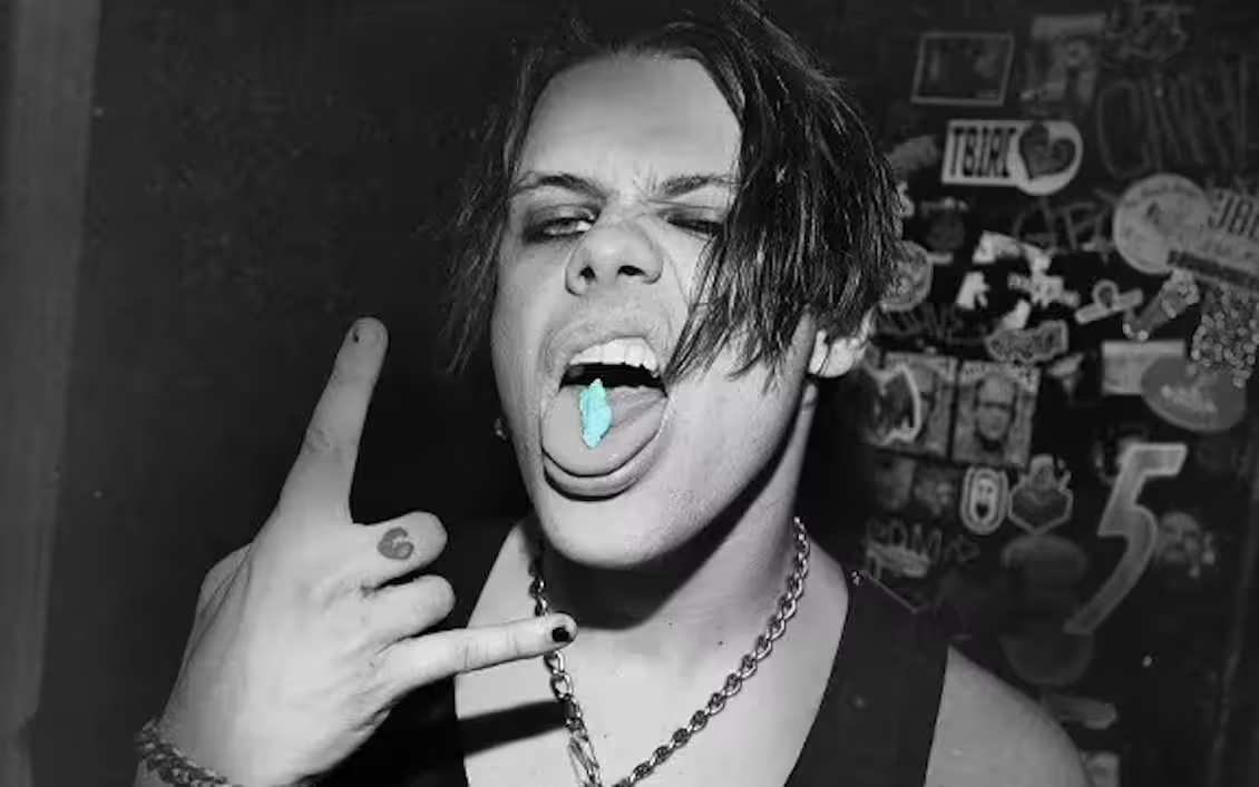 Yungblud lancia una linea di collane con chewing gum da lui masticati