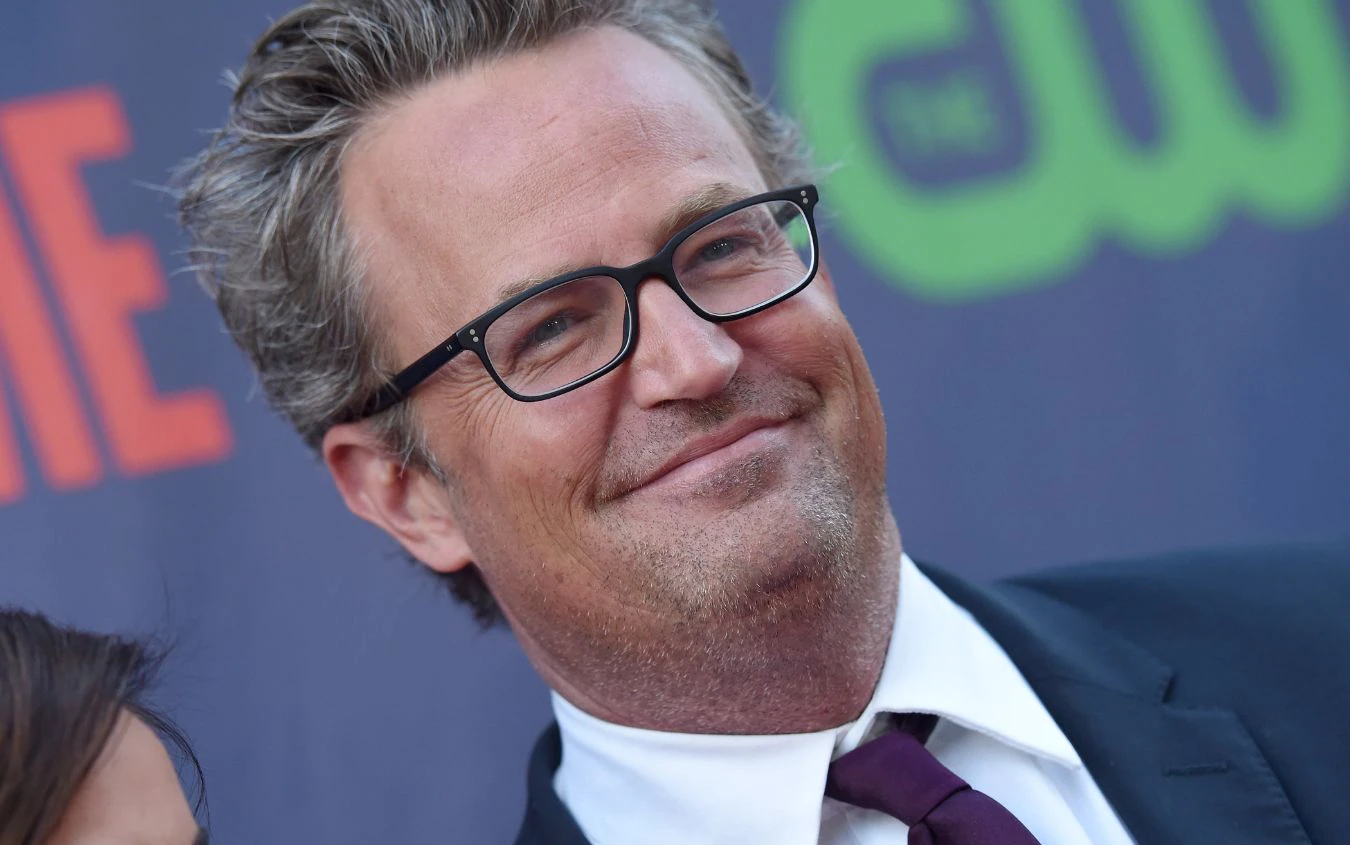 La confessione di Matthew Perry: “Sono stato in coma settimane per overdose da oppioidi”