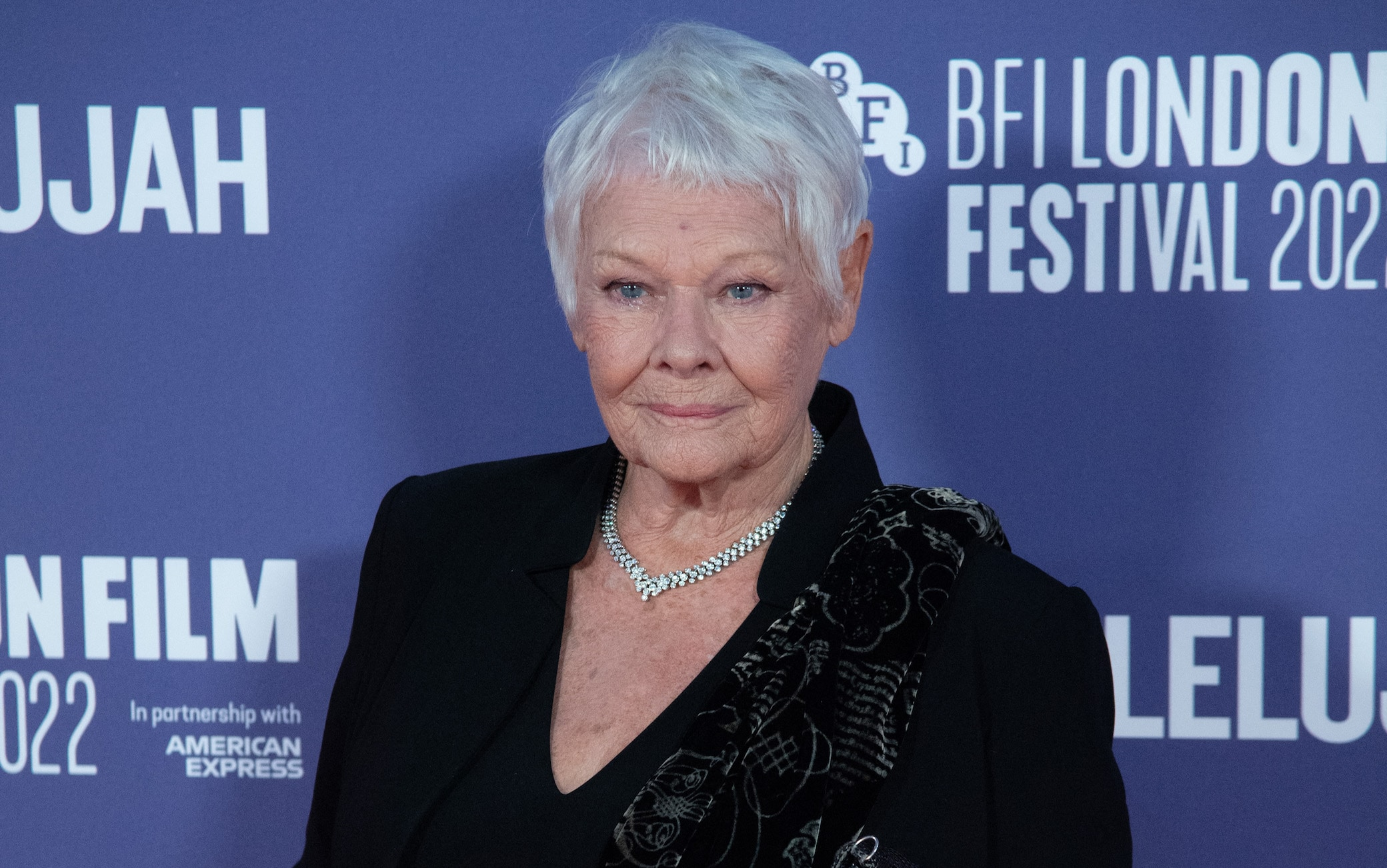 The Crown, Judi Dench attacca “Confonde fiction e realtà”