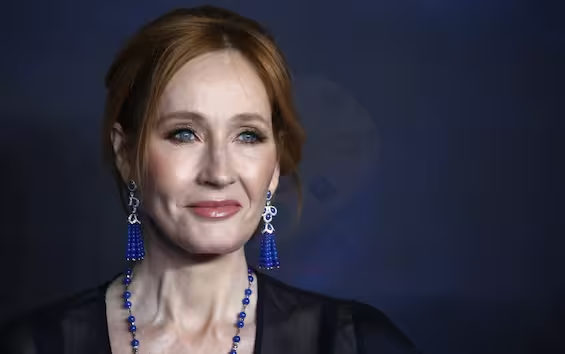 Ralph Fiennes difende JK Rowling: “Abusi verbali contro di lei disgustosi”