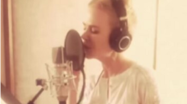 Nicole Kidman duetta con Luke Evans e il video diventa virale: per i fan è da Grammy