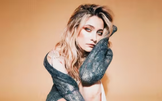 Paris Jackson pubblica il suo nuovo singolo: ecco “Just you”, ballad con sfumature grunge