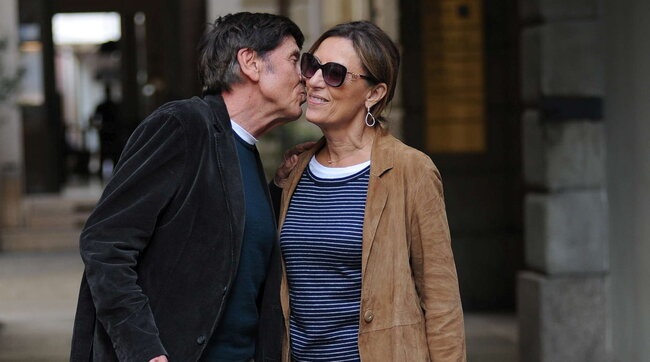 Gianni Morandi, passeggiata romantica con la sua Anna Dan