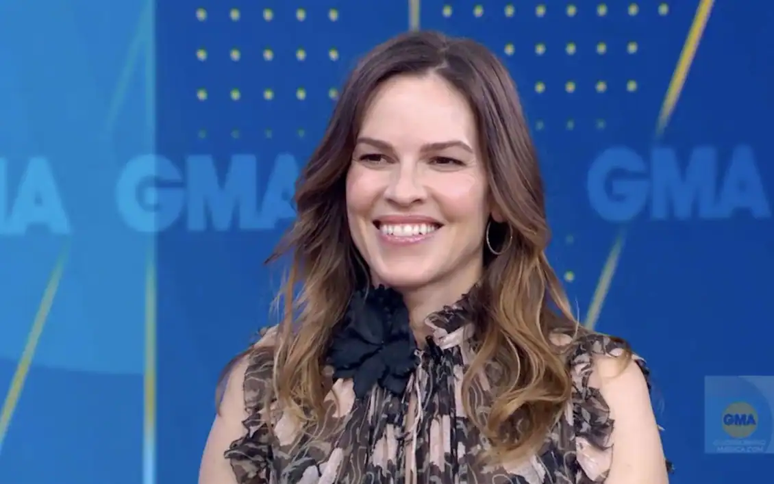 Hilary Swank è incinta di due gemelli, l’annuncio in diretta TV