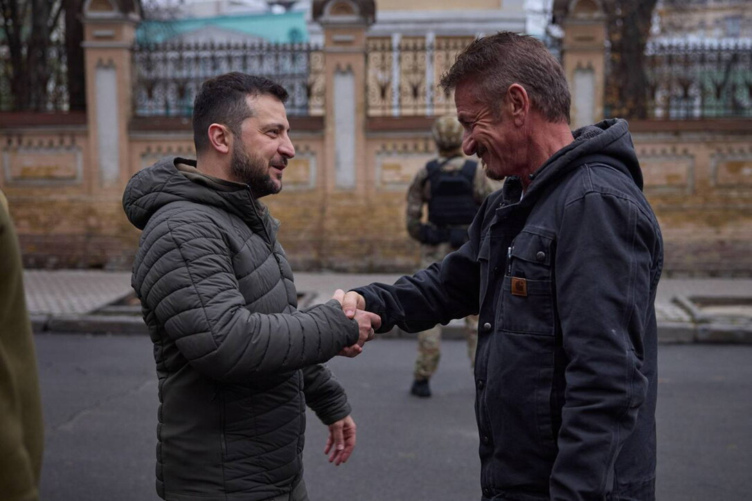 Sean Penn dona l’Oscar a Zelensky: “Resterà a Kiev fino alla vittoria”