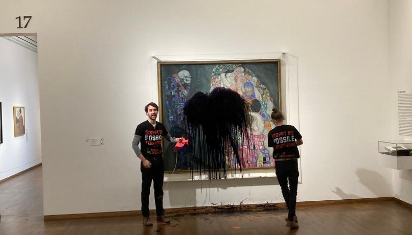 Attivisti lanciano un liquido nero su un capolavoro di Klimt a Vienna