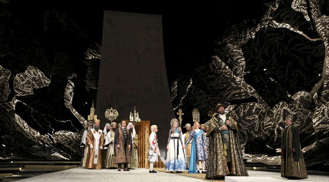 Teatro alla Scala inaugura con “Boris Godunov”, il cinismo del potere e le sue vittime “Non facciamo propaganda a Putin”