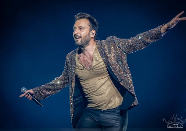 Cesare Cremonini chiude il suo tour al Forum di Assago, con lui sul palco anche Elisa