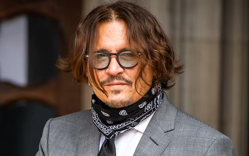 Jeanne du Barry, Johnny Depp nella nuova immagine nei panni di Luigi XV