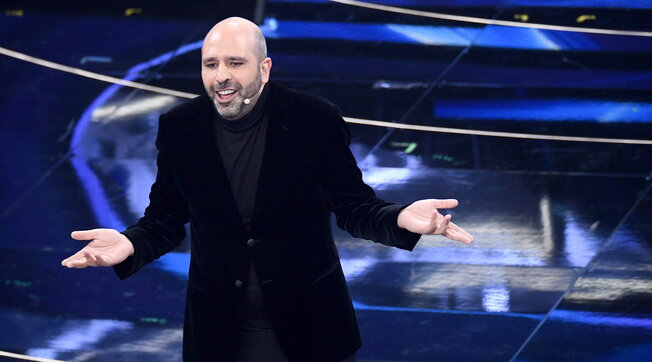 Checco Zalone torna a teatro: satira e sberleffo tra migranti e Putin