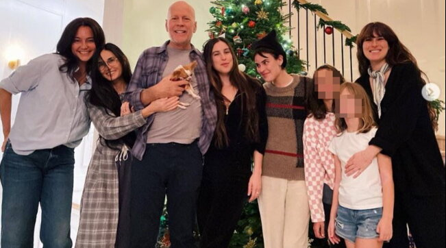 Bruce Willis, la famiglia si riunisce attorno all’attore malato: gli scatti prenatalizi sono commoventi