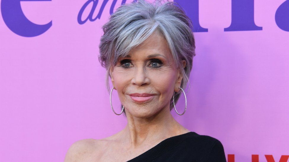 Jane Fonda compie 85 anni, dai film all’aerobica fino alle lotte politiche: la sua storia