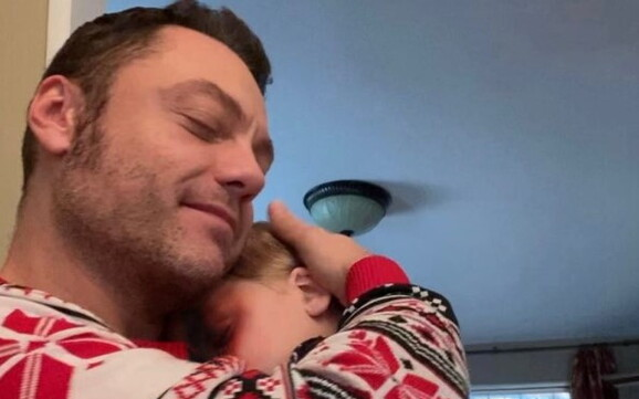 Tiziano Ferro, primo Natale da papà: la commovente dedica e la tenera immagine con il figlio tra le braccia