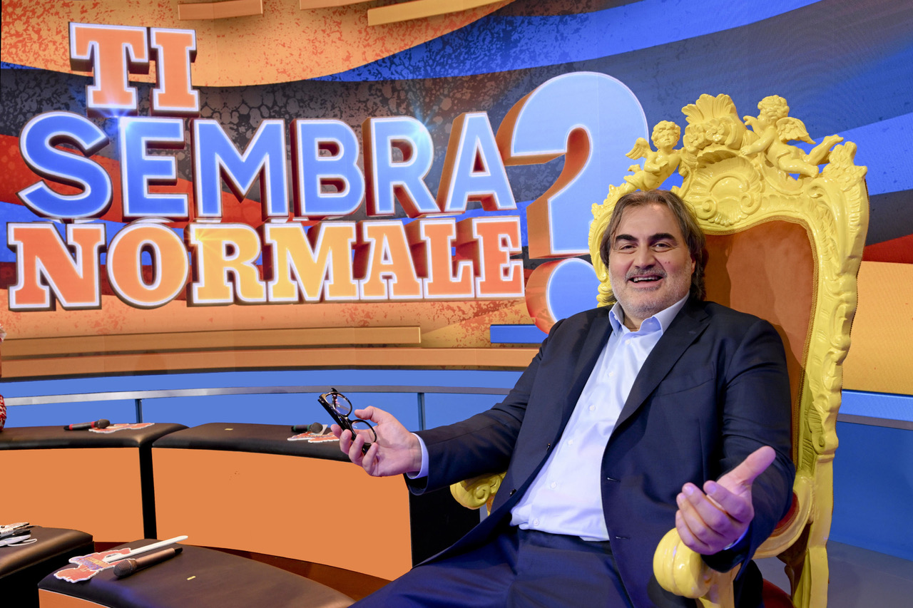 Nuova sfida di “Ti sembra normale” Il game show condotto da Pierluigi Pardo in gara Barbara Foria e Carolina Rey sul tema della scuola