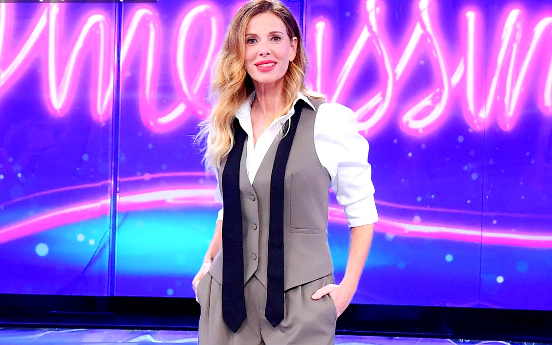 Alessia Marcuzzi riparte su Rai 2 con Boomerissima e afferma: “Devo essere felice”