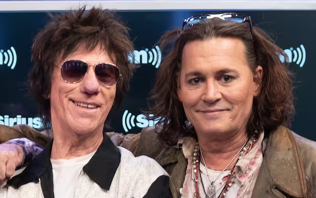 Johnny Depp era al capezzale di Jeff Beck. Fonti vicine al divo: “È devastato dal dolore”