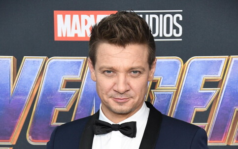 Jeremy Renner, incidente sulla neve per la star degli “Avengers”: è in gravi condizioni