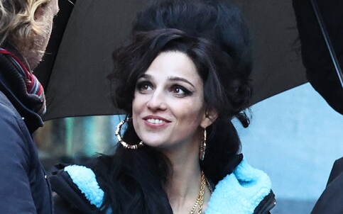 Amy Winehouse, prime immagini di Marisa Abela nei panni della star nel biopic “Back To Black”