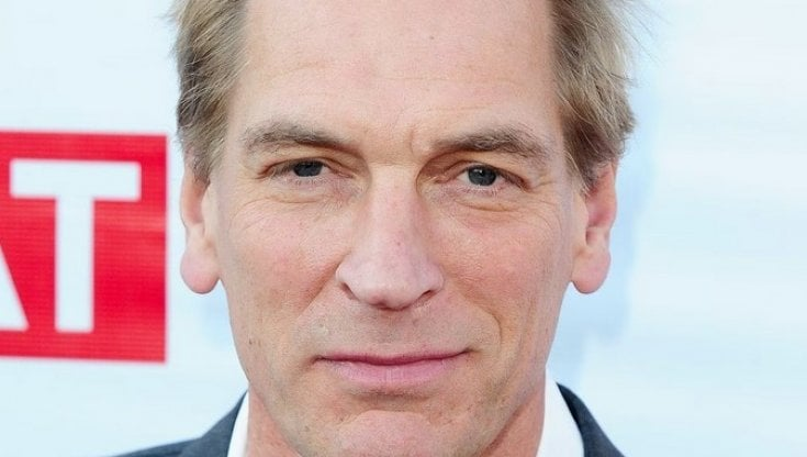 Julian Sands disperso durante un’escursione in montagna: ansia per il volto affascinante dell’horror Anni 90