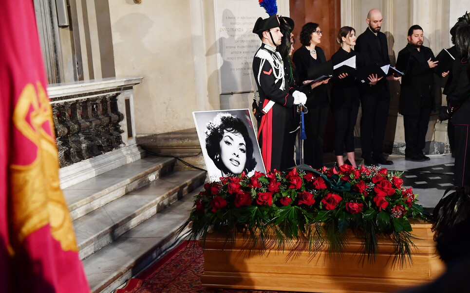 Funerali Gina Lollobrigida, la famiglia e l’assistente insieme per l’ultimo saluto | Contestato l’ex marito Rigau: “Vergogna, vai a casa”