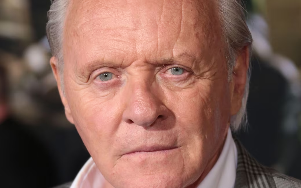 Anthony Hopkins festeggia 47 anni di sobrietà: “Cercate aiuto e trattatevi bene”