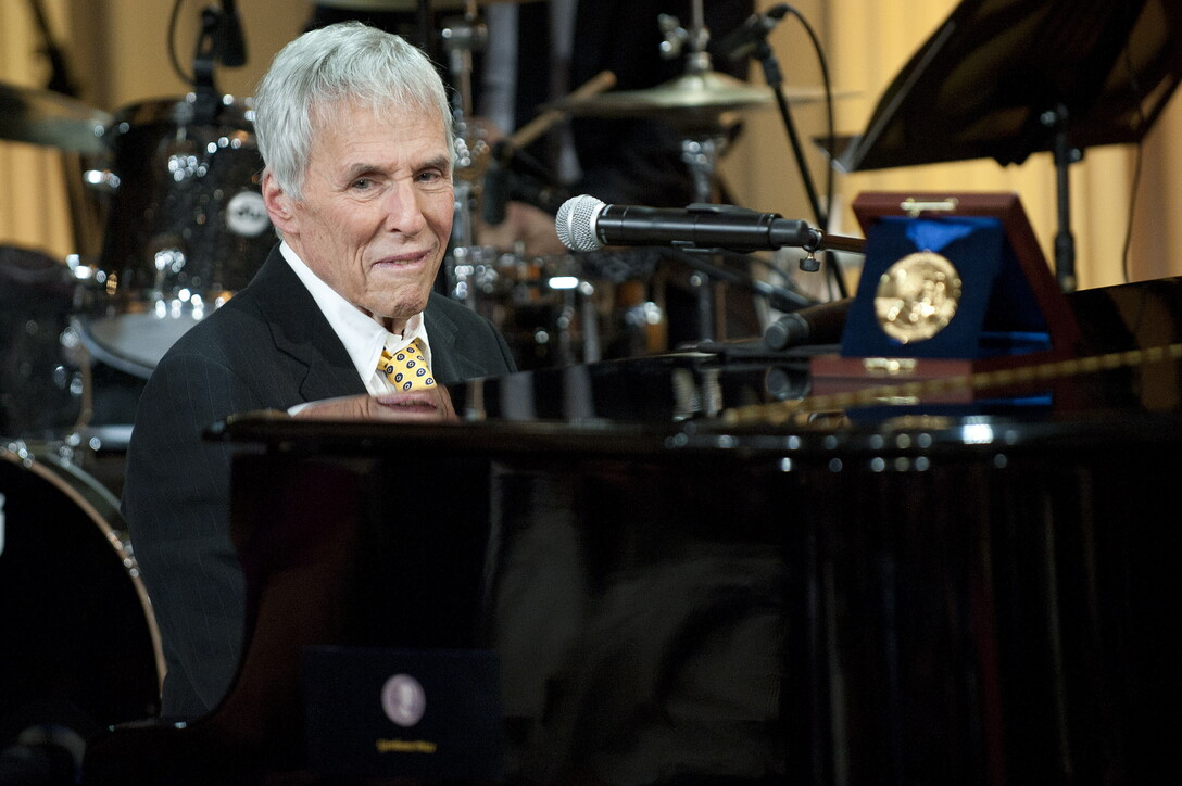 Addio a Burt Bacharach, morto il leggendario compositore americano