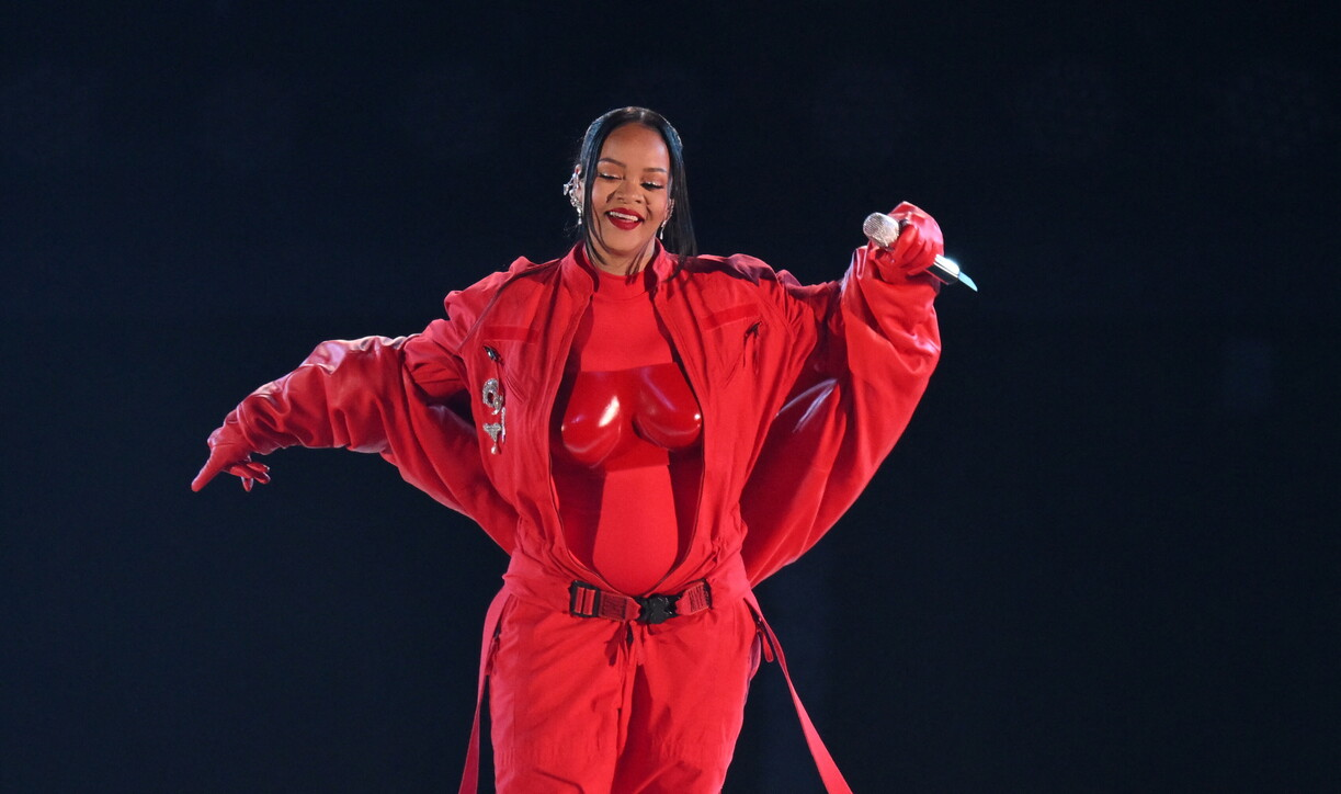 Rihanna, spettacolo al Super Bowl con sorpresa: è di nuovo incinta