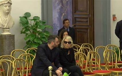 Maurizio Costanzo, Maria De Filippi riceve le condoglianze della gente