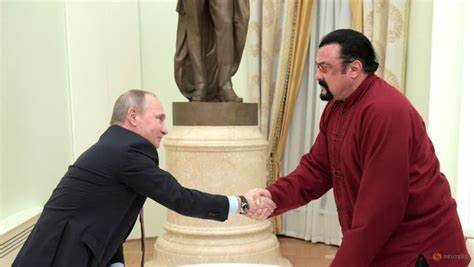 Steven Seagal, Putin gli conferisce l’Ordine dell’Amicizia