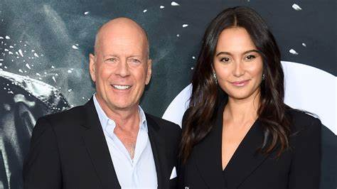 Bruce Willis, la moglie lancia un appello ai paparazzi: “Non avvicinatevi troppo a mio marito e non gridate… è malato”